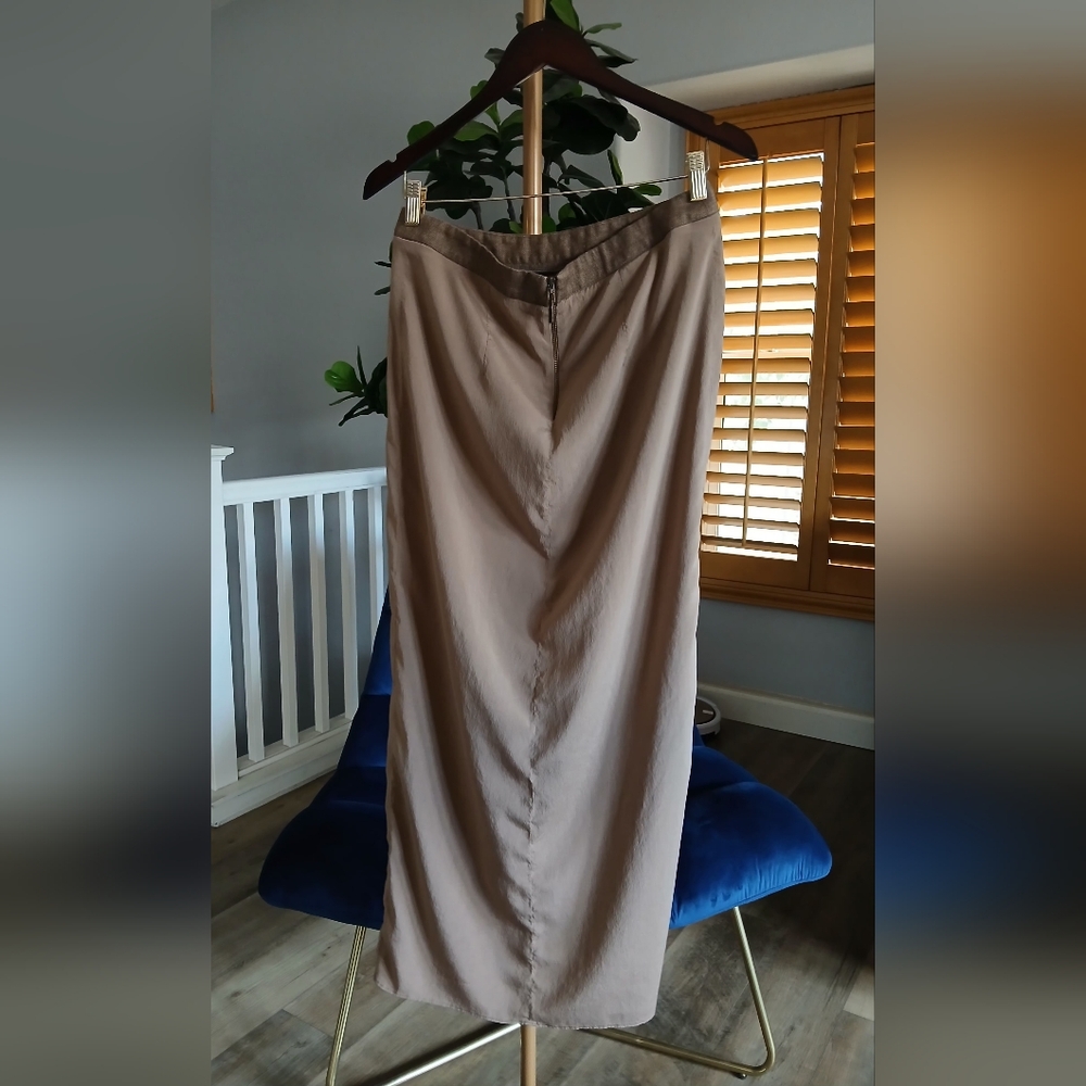 Brunello Cucinelli Layered Midi Silk Skirt in Beige. Size 6 - Picture 4 of 8